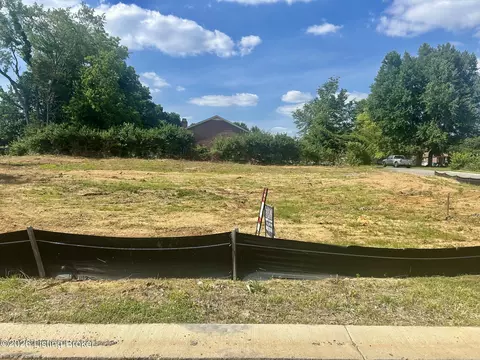 8212 Roseborough Rd, Louisville, KY 40228