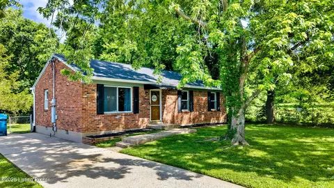 6807 Cedarwood Dr, Pewee Valley, KY 40056