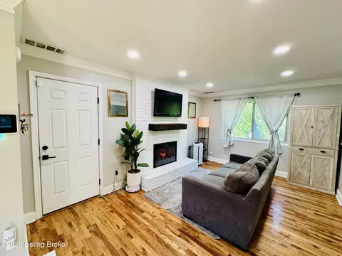 8809 Old Ironsides Dr, Louisville, KY 40228