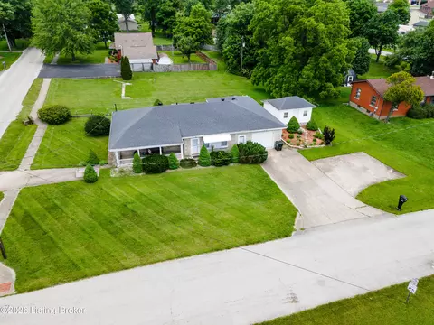 828 W Elm Rd, Radcliff, KY 40160
