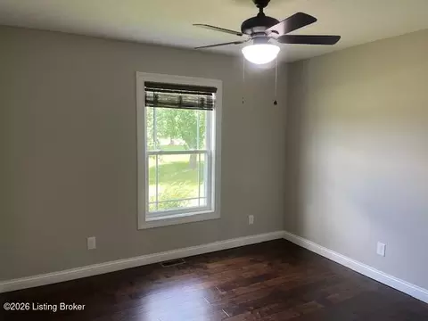 Bedroom - 210 Spencer Hamilton Rd, Loretto, KY 40037 photo 3 of 5