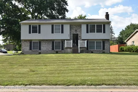 8001 Autumn Leaf Ct, Louisville, KY 40220