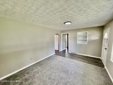 Living - 207 Rizer Ave, Springfield, KY 40069 photo 3 of 4