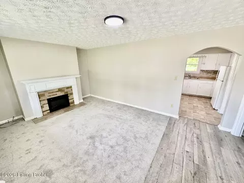 Living - 207 Rizer Ave, Springfield, KY 40069 photo 1 of 4