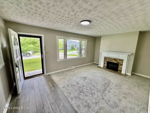 Living - 207 Rizer Ave, Springfield, KY 40069 photo 2 of 4