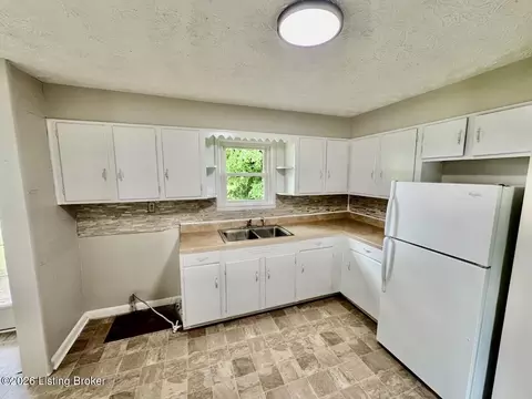 Kitchen - 207 Rizer Ave, Springfield, KY 40069 photo 2 of 2