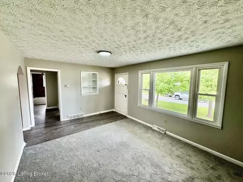 Living - 207 Rizer Ave, Springfield, KY 40069 photo 4 of 4