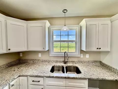 Kitchen - 1574 Old Perryville Loop, Springfield, KY 40069 photo 3 of 3