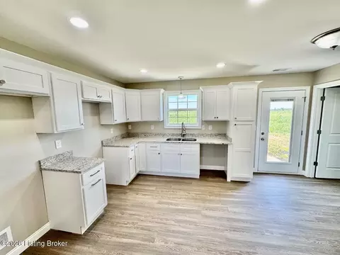 Kitchen - 1574 Old Perryville Loop, Springfield, KY 40069 photo 2 of 3