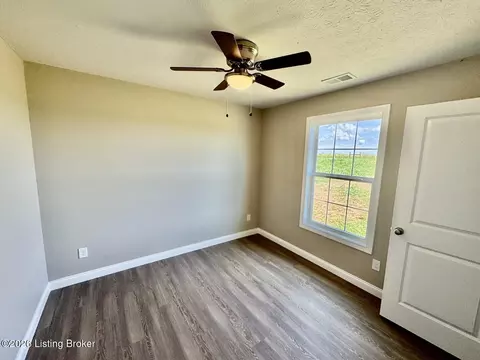 Bedroom - 1574 Old Perryville Loop, Springfield, KY 40069 photo 3 of 6