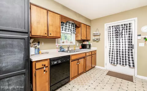 Kitchen - 181 Eathan Ct, Mount Washington, KY 40047 photo 3 of 5