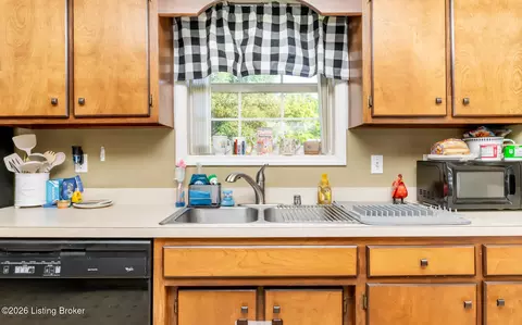 Kitchen - 181 Eathan Ct, Mount Washington, KY 40047 photo 4 of 5