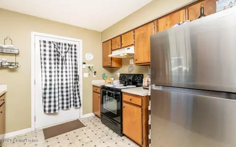 Kitchen - 181 Eathan Ct, Mount Washington, KY 40047 photo 2 of 5