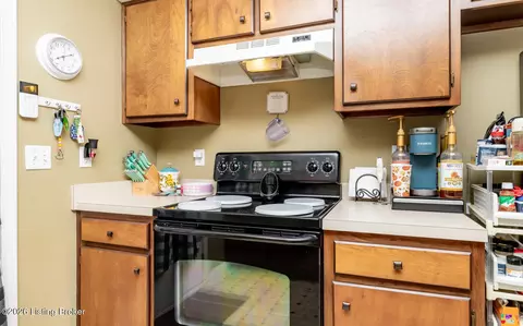 Kitchen - 181 Eathan Ct, Mount Washington, KY 40047 photo 5 of 5