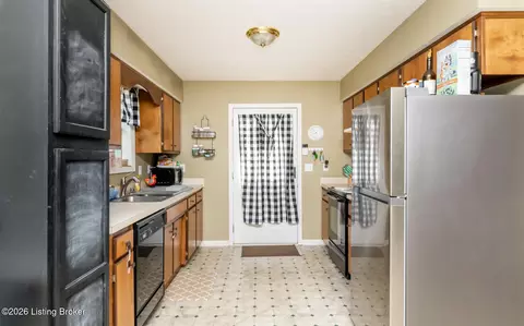 Kitchen - 181 Eathan Ct, Mount Washington, KY 40047 photo 1 of 5