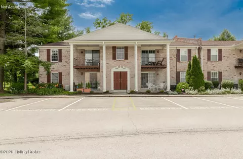 506 Logsdon Ct, Douglass Hills, KY 40243