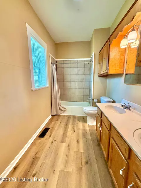 Bath - 516 N Walnut St, Springfield, KY 40069 photo 1 of 3