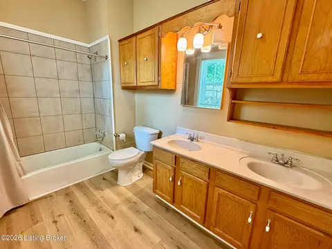 Bath - 516 N Walnut St, Springfield, KY 40069 photo 2 of 3