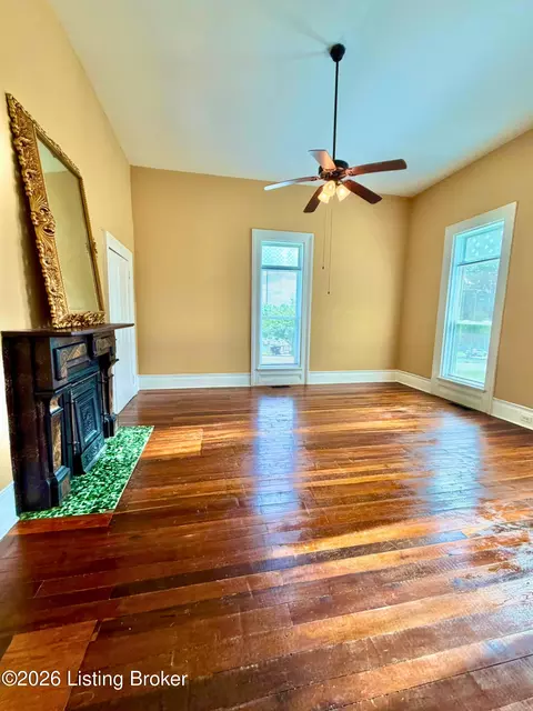 Living - 516 N Walnut St, Springfield, KY 40069 photo 4 of 4