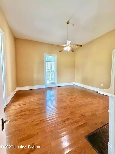 Living - 516 N Walnut St, Springfield, KY 40069 photo 2 of 4