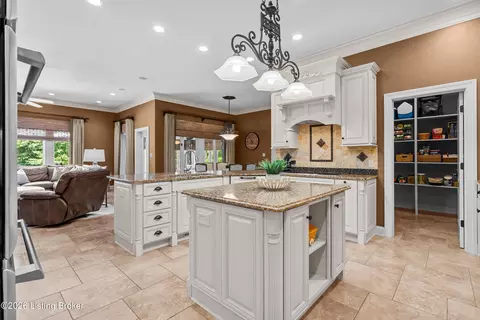 Kitchen - 3616 Eagles Trce, Floyds Knobs, IN 47119 photo 5 of 6