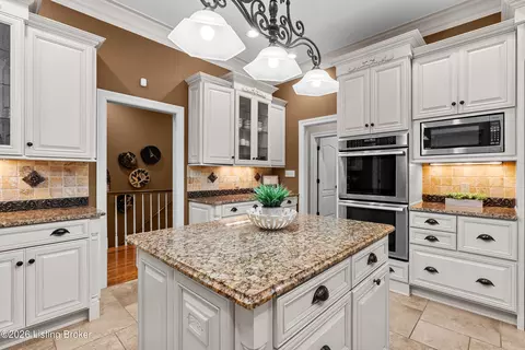 Kitchen - 3616 Eagles Trce, Floyds Knobs, IN 47119 photo 3 of 6