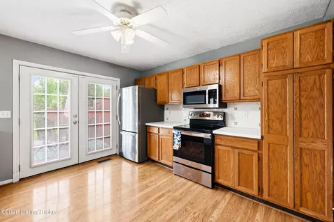 Kitchen - 186 Beechtree Ln, Mount Washington, KY 40047 photo 1 of 2