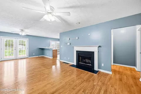 Living - 186 Beechtree Ln, Mount Washington, KY 40047 photo 2 of 4