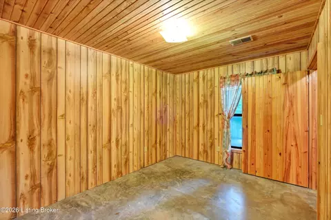 Bedroom - 140 Hudson Rd, Bee Spring, KY 42207 photo 6 of 8