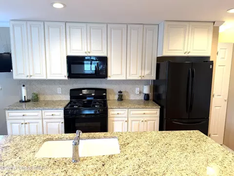 Kitchen - 2474 Cherry St, Crescent Springs, KY 41017 photo 3 of 6