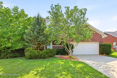 7022 Black Walnut Cir, Louisville, KY 40229
