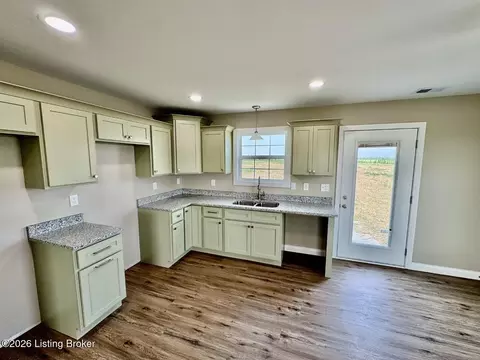 Kitchen - 1592 Old Perryville Loop, Springfield, KY 40069 photo 2 of 3