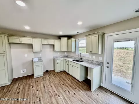 Kitchen - 1592 Old Perryville Loop, Springfield, KY 40069 photo 3 of 3