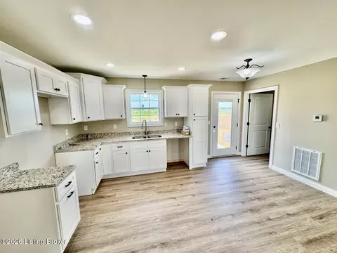 Kitchen - 1612 Old Perryville Loop, Springfield, KY 40069 photo 3 of 3
