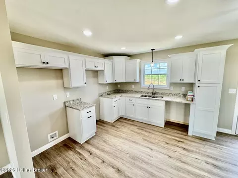 Kitchen - 1612 Old Perryville Loop, Springfield, KY 40069 photo 2 of 3
