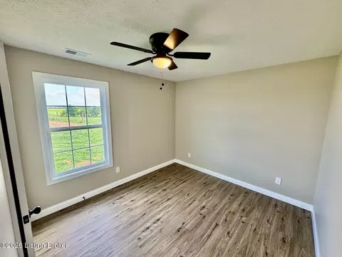 Bedroom - 1634 Old Perryville Loop, Springfield, KY 40069 photo 3 of 5