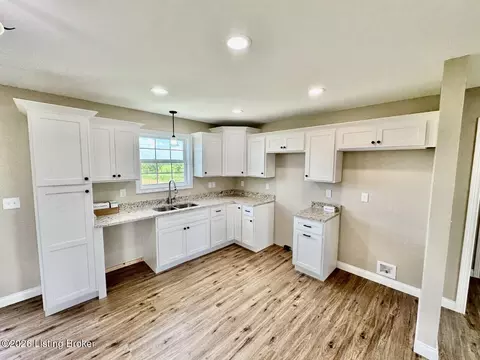 Kitchen - 1634 Old Perryville Loop, Springfield, KY 40069 photo 1 of 1