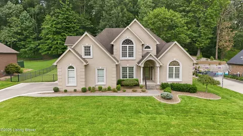 9713 Secretariat Dr, Louisville, KY 40214