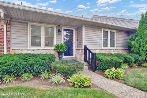 10402 Lakeshore Blf, Louisville, KY 40223