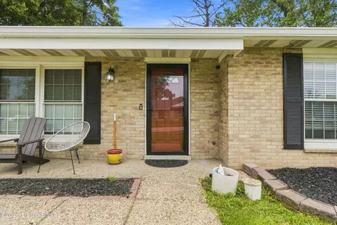 9904 Phoenix Trl, Louisville, KY 40223