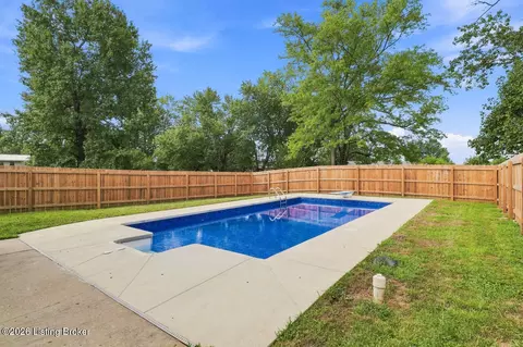 Exterior - 906 Mary Ct, Radcliff, KY 40160 photo 10 of 17