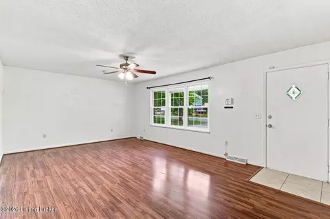 Living - 906 Mary Ct, Radcliff, KY 40160 photo 3 of 6
