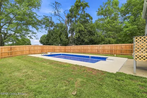 Exterior - 906 Mary Ct, Radcliff, KY 40160 photo 7 of 17