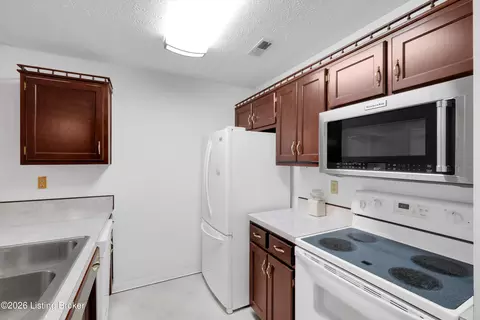 Kitchen - 185 Beechtree Ln, Mount Washington, KY 40047 photo 2 of 5