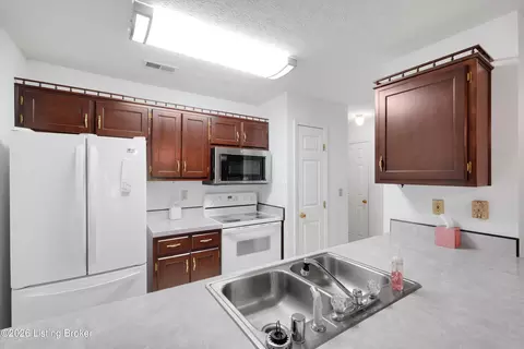 Kitchen - 185 Beechtree Ln, Mount Washington, KY 40047 photo 4 of 5