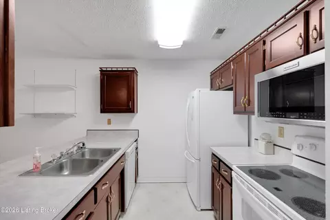 Kitchen - 185 Beechtree Ln, Mount Washington, KY 40047 photo 3 of 5