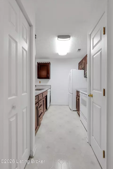 Entry Way - 185 Beechtree Ln, Mount Washington, KY 40047 photo 2 of 2