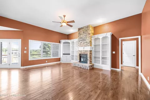 Living - 596 Meadowcrest Dr, Mount Washington, KY 40047 photo 2 of 4