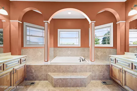 Bath - 596 Meadowcrest Dr, Mount Washington, KY 40047 photo 1 of 4