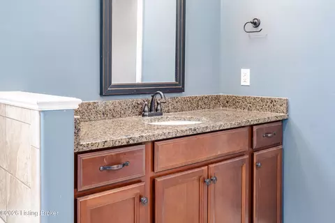Bath - 3642 Woodland Lakes Dr, Floyds Knobs, IN 47119 photo 4 of 8